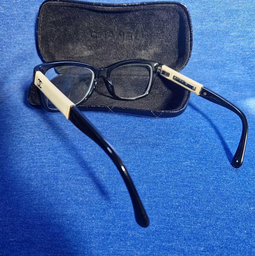 CHANEL glasses in black and cream W Quilted Lambskin Black Leather Case VINTAGE - Picture 14 of 16